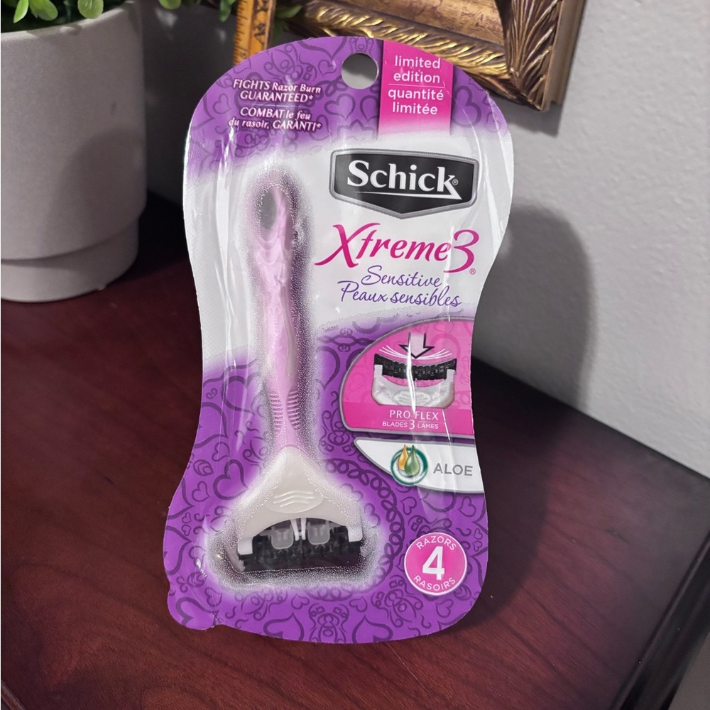 Schick Xtreme3 Sensitive Razor - Pink and White (4)